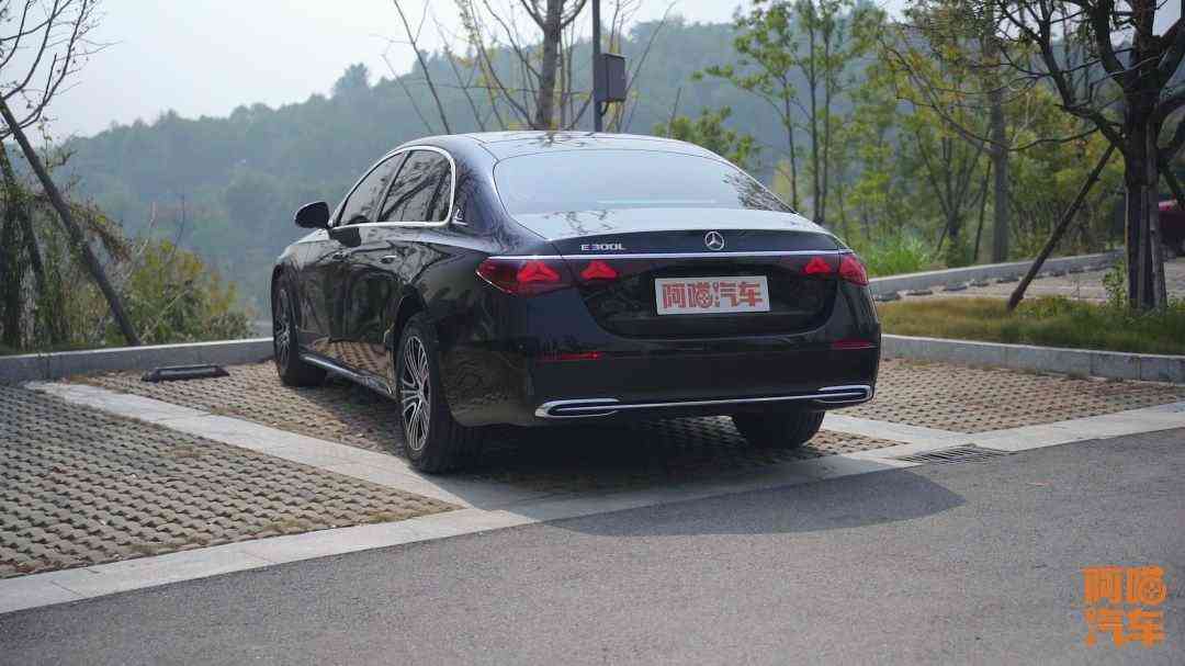 奔驰e300怎么样 BBA不行了？在国产新能源多轮围剿下，为何唯独奔驰E级还能坚挺？