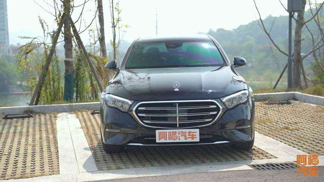 奔驰e300怎么样 BBA不行了？在国产新能源多轮围剿下，为何唯独奔驰E级还能坚挺？