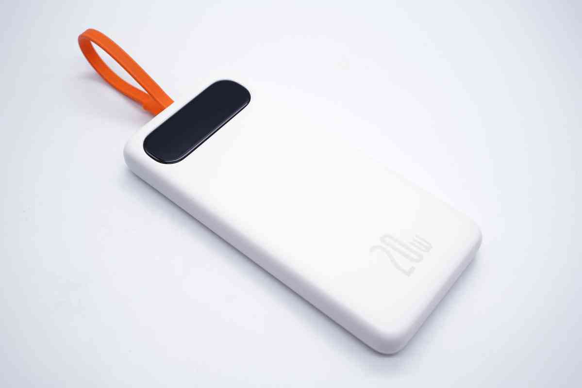 倍思充电宝深度评测：挂绳快充线一体设计，20W快充性能解析