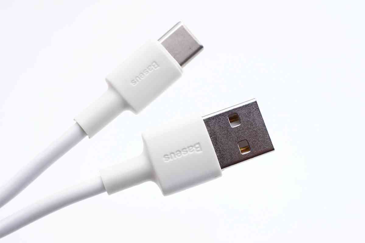 倍思充电宝深度评测：挂绳快充线一体设计，20W快充性能解析