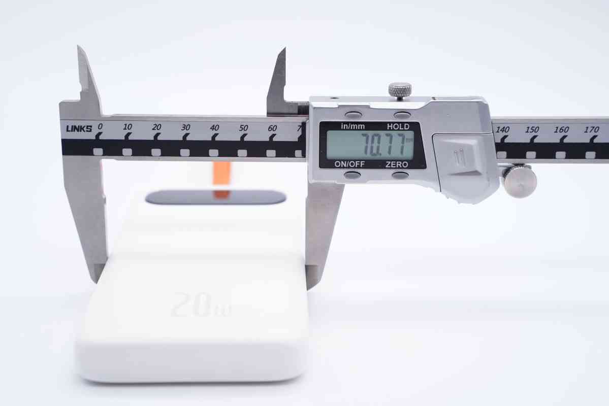 倍思充电宝深度评测：挂绳快充线一体设计，20W快充性能解析