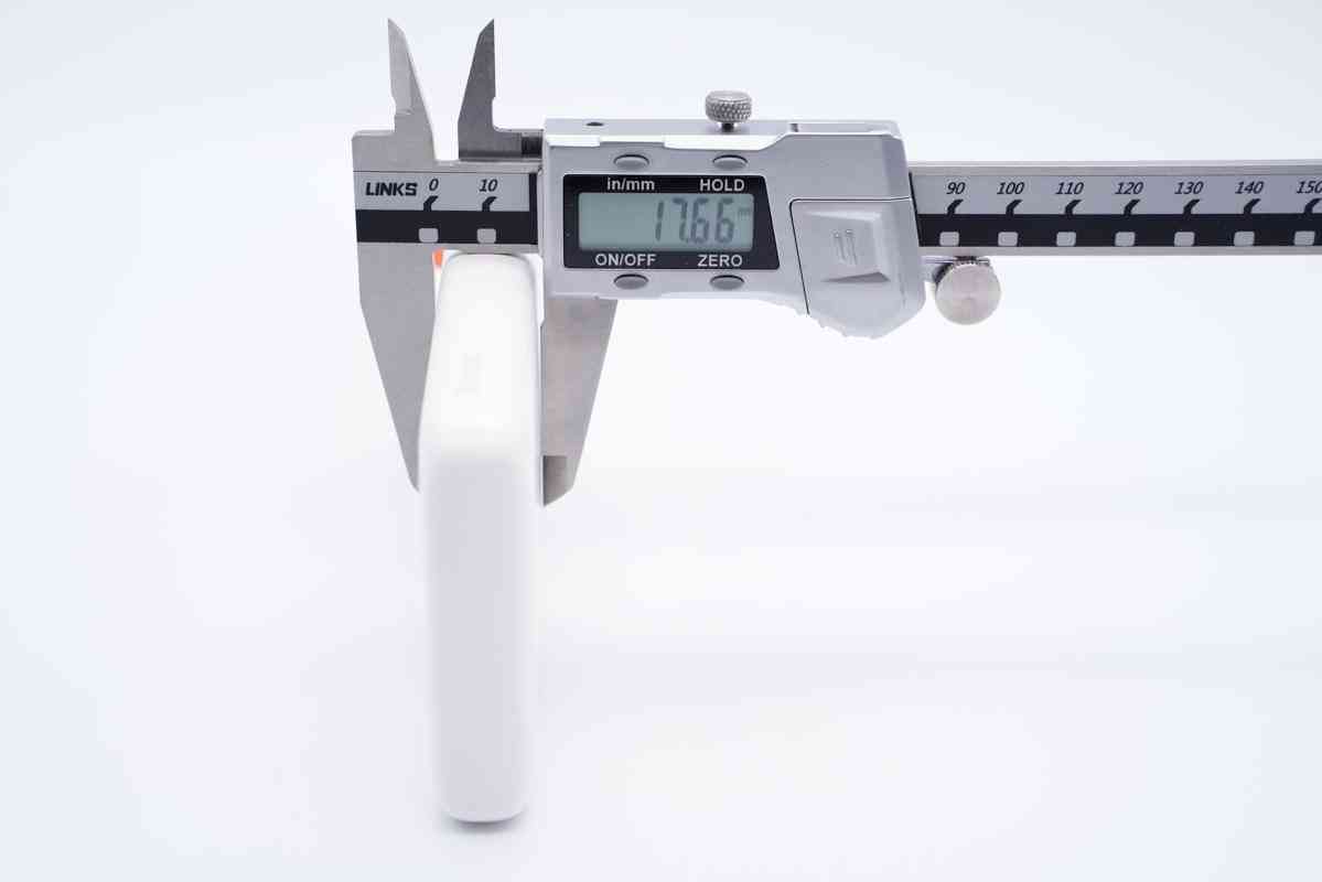 倍思充电宝深度评测：挂绳快充线一体设计，20W快充性能解析